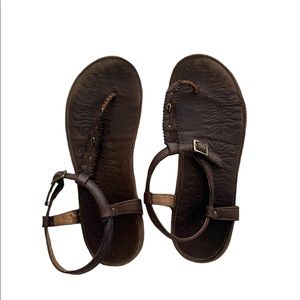 #olukai // brown sandal // buckle strap